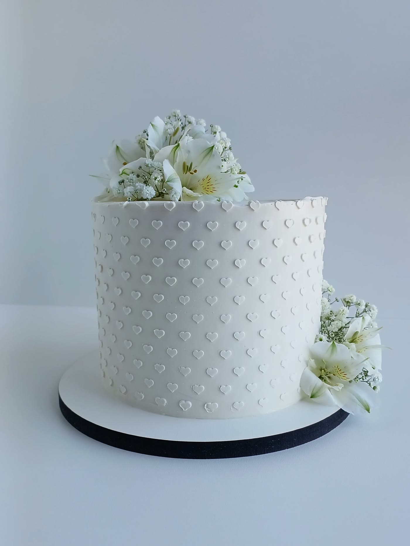 Bolo branco texturizado elegante com flores