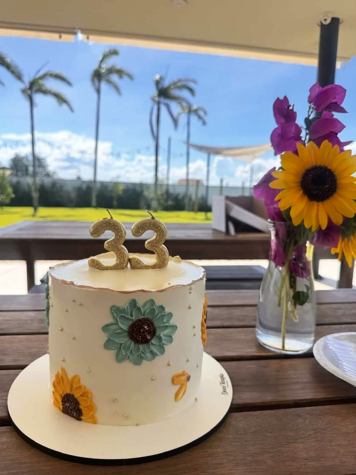 Bolo de aniversário com girassóis na mesa da festa