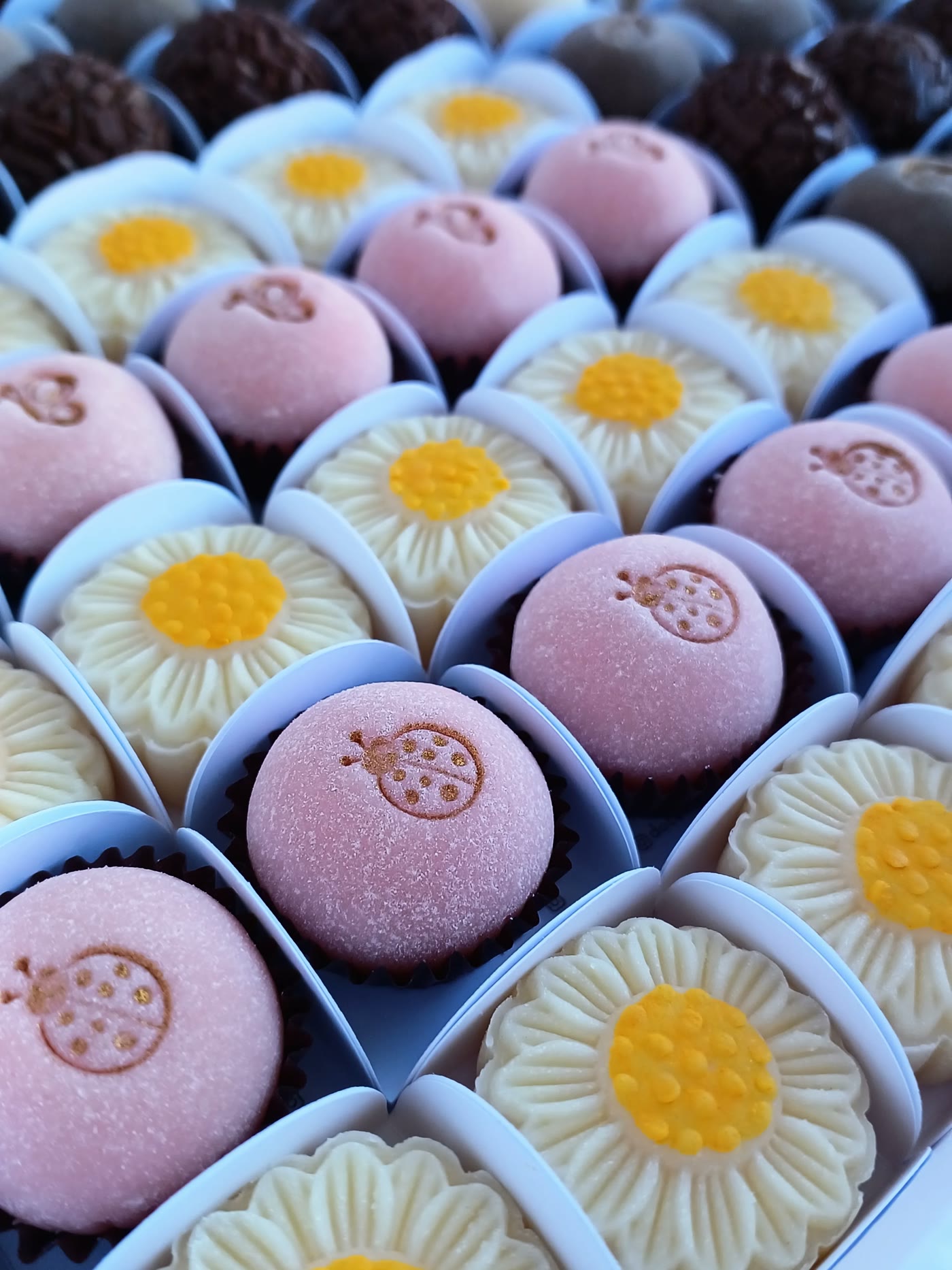 Brigadeiros lilás decorados com flores