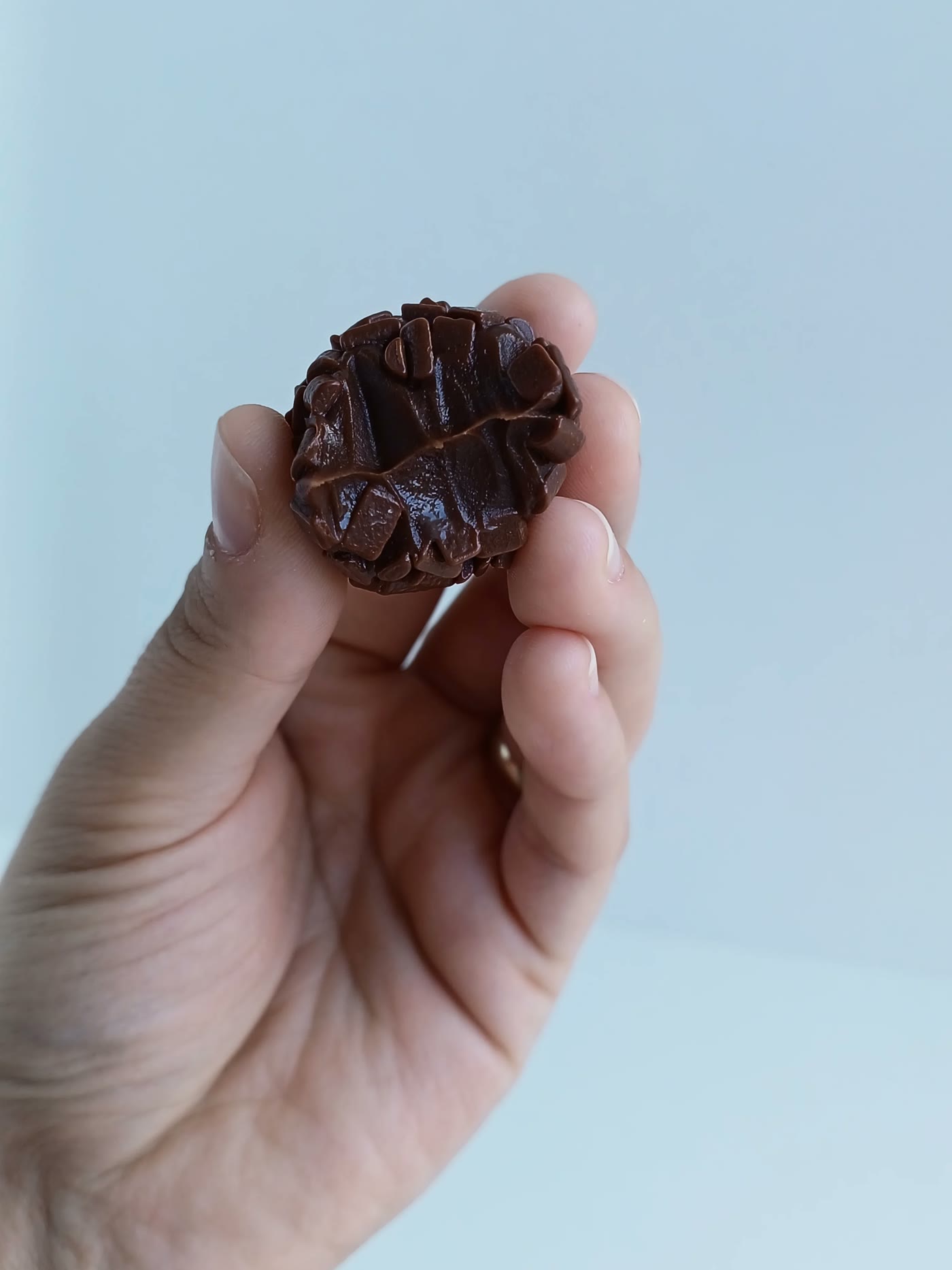 Brigadeiro gourmet de chocolate na mão