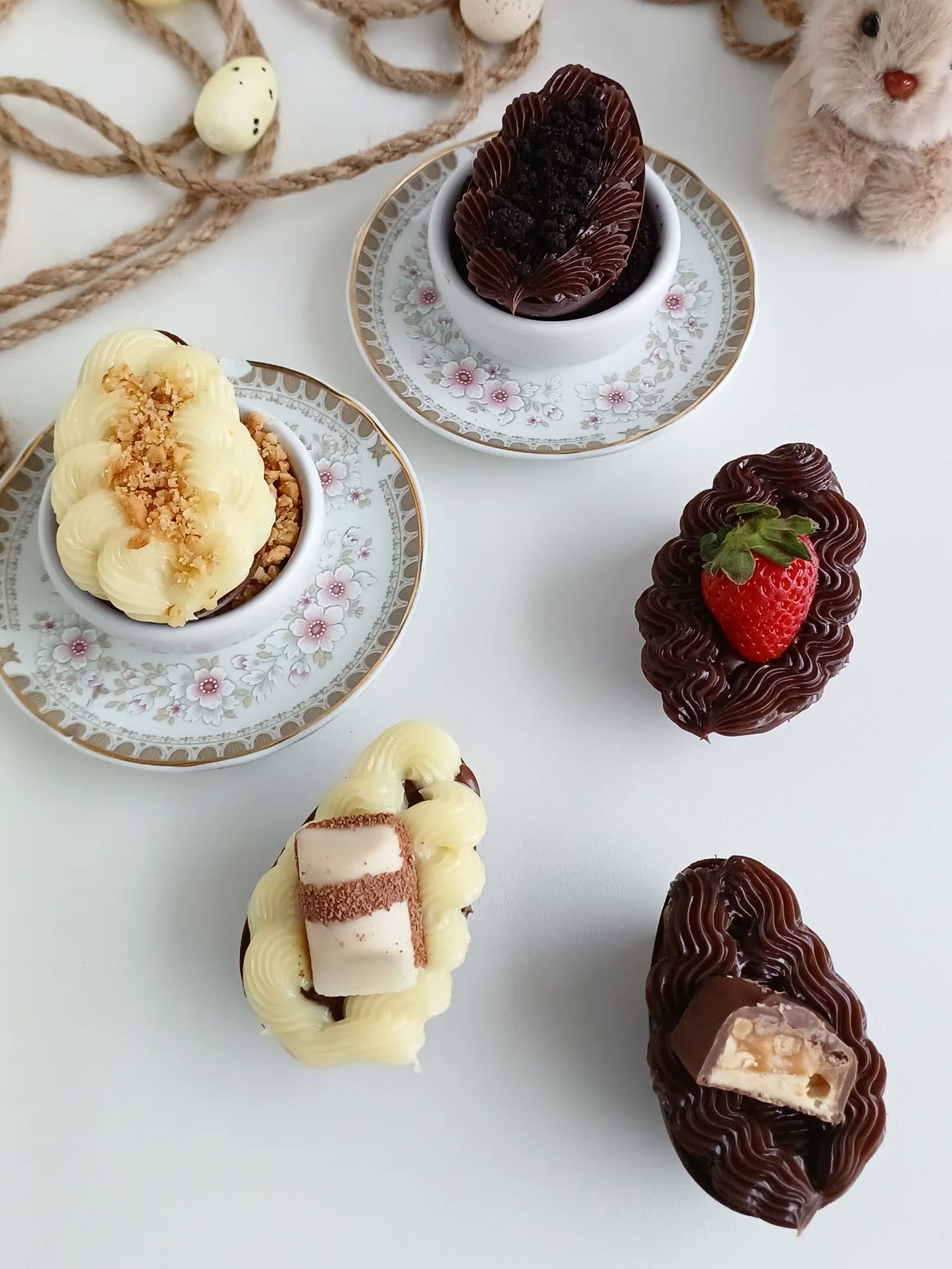 Mesa com bombons e doces variados